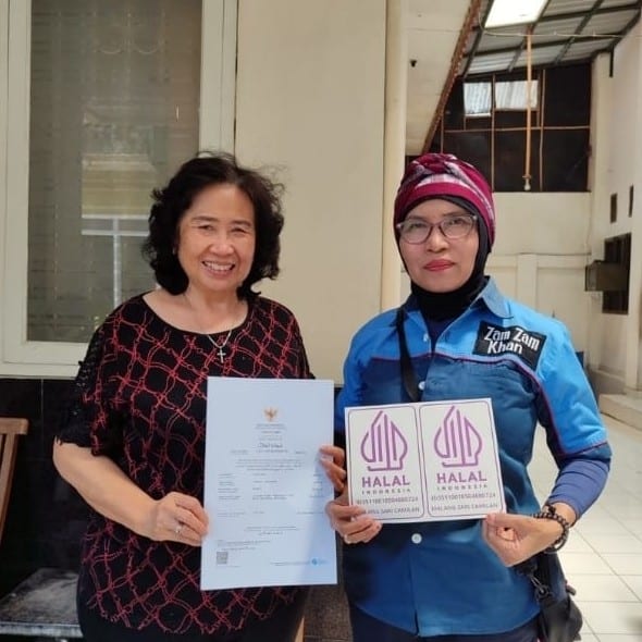 Penyerahan sertifikat dan label halal kepada pelaku usaha