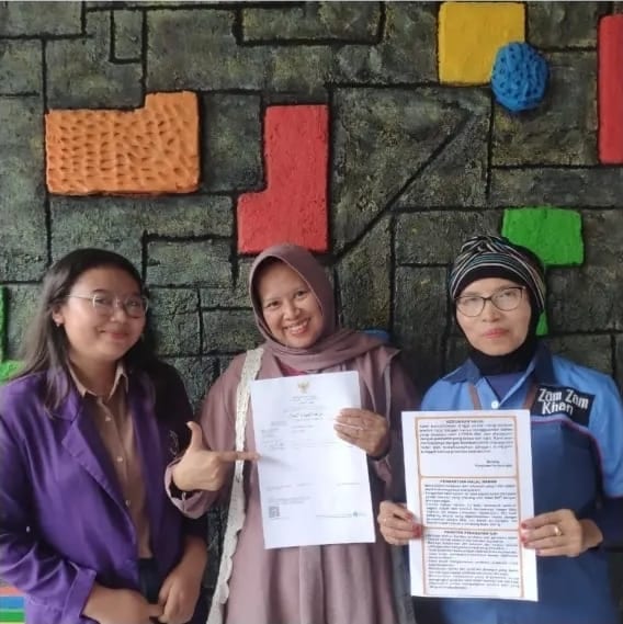 Penyerahan sertifikat dan informasi halal kepada pelaku usaha