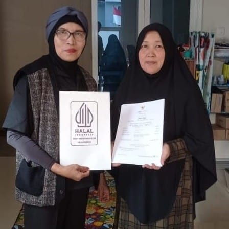 Serah terima sertifikat halal bersama pelaku usaha