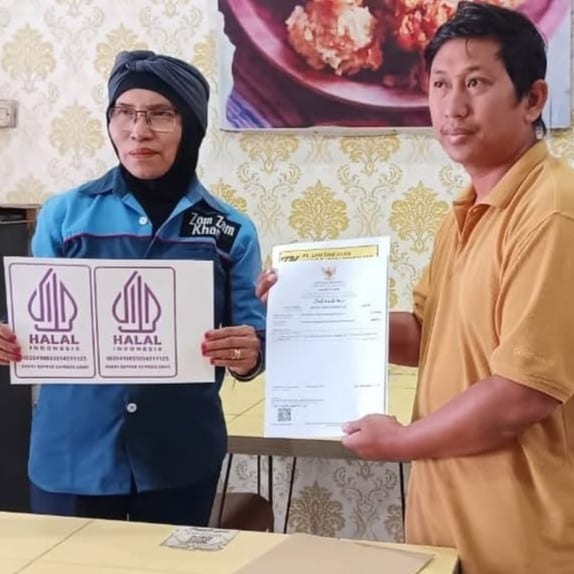 Penyerahan sertifikat halal di lokasi usaha kuliner