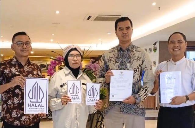 Penyerahan sertifikat dan label halal bersama tim usaha