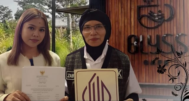Penyerahan sertifikat halal di lokasi usaha BLYSS