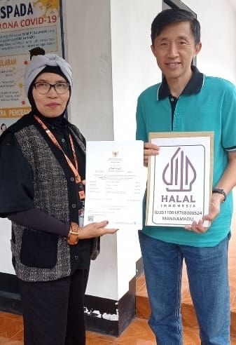 Penyerahan sertifikat halal kepada pelaku usaha Mannamadu
