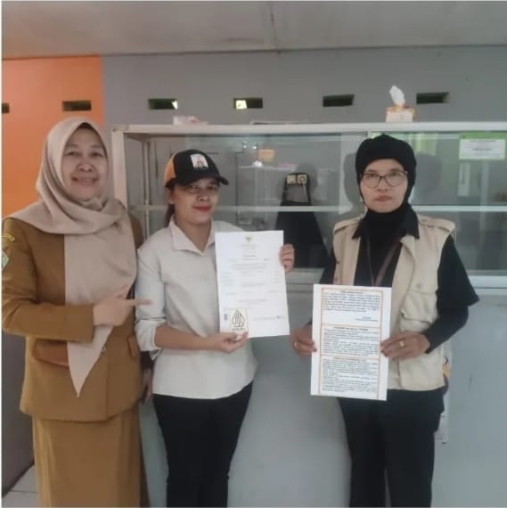 Penyerahan dokumen halal di lokasi produksi