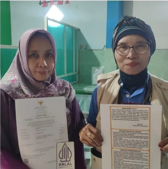 Pelaku usaha menerima sertifikat dan informasi halal